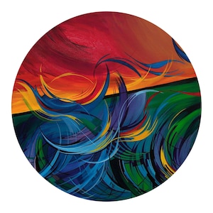 Puede incluir: Pintura circular abstracta con una paleta de colores vibrantes. La obra presenta una composición dinámica de remolinos azules, verdes, amarillos, naranjas y rojos, creando una sensación de movimiento y energía. La pintura está sobre un fondo blanco.