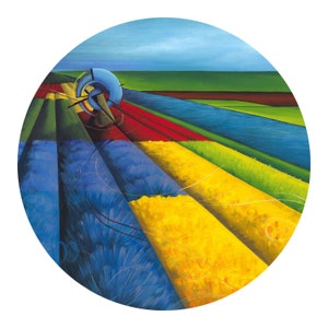 Op de afbeelding: Een kleurrijk abstract schilderij in een cirkelvormige lijst. Het kunstwerk toont een blauw, turbine-achtig object in het midden, tegen een achtergrond van levendige, stralende strepen in blauw, geel, rood en groen. De lucht is lichtblauw.