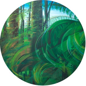 Puede incluir: Pintura circular que representa una exuberante escena forestal. La obra presenta altos troncos de árboles marrones y un vibrante follaje verde, con un cielo azul brillante que se asoma entre los árboles. El primer plano muestra grandes hojas verdes abstractas.