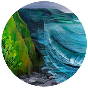 以下が含まれることがあります： 円形の海岸風景の絵画。左側には緑の崖と葉があり、ターコイズブルーの海と様式化された波へと続いています。崖のふもとには灰色の岩があります。