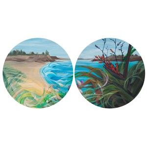 Puede incluir: Dos pinturas circulares representan escenas costeras. Una muestra una playa de arena con agua azul y hierbas verdes y amarillas. La otra presenta una vista del mar con plantas verdes y marrones y flores naranjas.