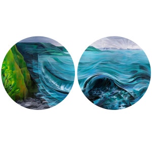 以下が含まれることがあります： 2つの円形絵画は、海岸の風景を描いています。1つは滝と岩のある緑の崖を示しています。もう1つは、明るい空と遠くの陸地がある海の波を描いています。絵画は青と緑の色合いを使用しています。