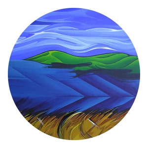 Op de afbeelding: Een rond schilderij toont een landschap met een blauw meer en lucht. Groene heuvels zijn op de achtergrond. De voorgrond toont geel en bruin gras. Het kunstwerk heeft een gestileerd, grafisch ontwerp.