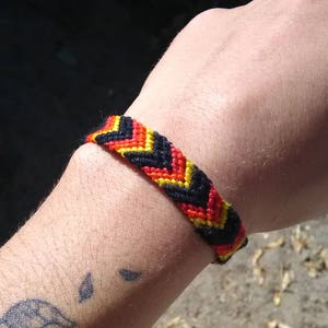 Rot/Orange/gelb und schwarz Chevron Freundschaft Armband