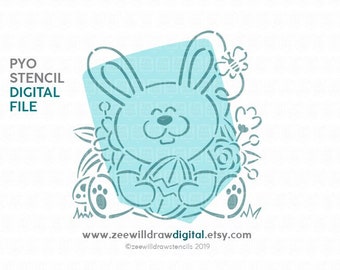 Op de afbeelding: Een digitaal bestand voor een sjabloon van een blauwe konijn dat een paasei vasthoudt, omringd door bloemen en een vlinder. De tekst "PYO STENCIL DIGITAL FILE" staat in de linkerbovenhoek van de afbeelding. De tekst "www.zeewilldrawdigital.etsy.com" staat onderaan de afbeelding.