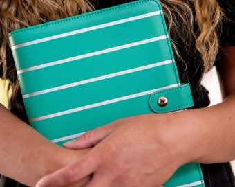Funda para agenda tamaño A5 en color esmeralda de Planner Peace: lujosa agenda de anillas de cuero vegano lista para rellenar con insertos de agenda