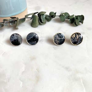 Pendientes de arcilla de mármol negro - Pendientes de arcilla - disponibles en oro o plata - pendientes de botón modernos - pendientes de arcilla y resina - hechos a mano