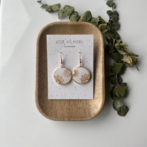 White Daisy Clay Earrings - floral clay earrings - polymer clay and resin handmade earrings - boho flower earrings