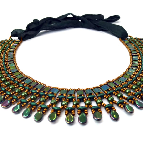Kette „Nefertiti“ in ‚Dschungel‘ – Smaragdgrüne von Hand gefädelte Perlenkette