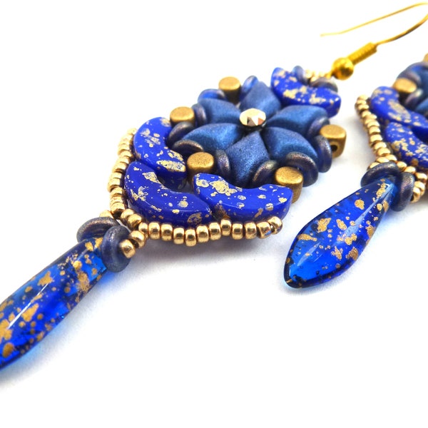 Ohrringe „Lalibela“ in Royalblau  und Gold– von Hand gefädelte Perlenohrringe mit Swarovski-Kristallen