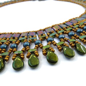 Kette &quot;Nefertiti&quot; in Farbe &#39;Morris&#39; - von Hand gefädelte Perlenkette in Metallic-Grün, Petrol und Violet