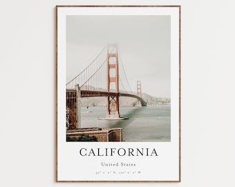 Könnte beinhalten: Ein Foto der Golden Gate Bridge in San Francisco, Kalifornien. Die Brücke ist rot-orangefarben und von Nebel umgeben. Der Text "CALIFORNIA" ist unter der Brücke gedruckt, zusammen mit "United States" und den Koordinaten "37° 0' 0" N, 120° 0' 0" W".
