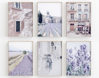 Puede incluir: Un conjunto de seis impresiones enmarcadas que representan campos de lavanda, un pueblo francés y una bicicleta. Las impresiones son de estilo rústico y quedarían muy bien en una casa de campo o una cabaña.