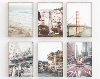 Könnte beinhalten: Ein Set aus sechs gerahmten Drucken mit verschiedenen ikonischen Sehenswürdigkeiten und Szenen aus San Francisco, Kalifornien. Die Drucke zeigen einen Blick auf die Golden Gate Bridge, eine Straßenszene mit bunten Gebäuden, einen Strand mit Wellen, die an das Ufer krachen, ein Karussell, eine Straße mit einer Seilbahn und ein traditionelles chinesisches Tor.