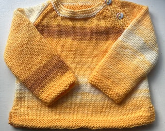 Maglione giallo lavorato a mano con bottoni arcobaleno in legno (da 3 mesi a 10 anni)