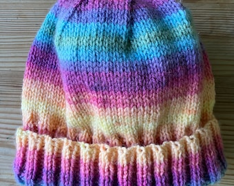 Chapeau de bonnet arc-en-ciel en tricot de câble fait à la main pour adulte/enfant