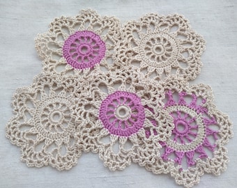 Häkelmuster für Untersetzer. Rundes Häkelmotivmuster. Häkelmuster mit Blumenmotiv