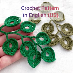 Può includere: Schema all'uncinetto in inglese (USA) per un ramo frondoso con foglie verdi e marroni. Le foglie sono uncinettate in forma circolare con un foro al centro.