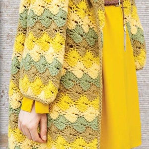 K&ouml;nnte beinhalten: Eine geh&auml;kelte Strickjacke in Gelb, Gr&uuml;n und Braun. Die Strickjacke hat einen langen, offenen Vorderteil und eine lockere Passform. Sie ist mit einem Stichmuster gearbeitet, das einen wellenf&ouml;rmigen Effekt erzeugt.