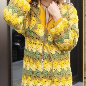 K&ouml;nnte beinhalten: Eine geh&auml;kelte Strickjacke mit einem Muster in Gelb, Gr&uuml;n und Braun. Die Strickjacke hat einen langen, offenen Vorderteil und eine lockere Passform.