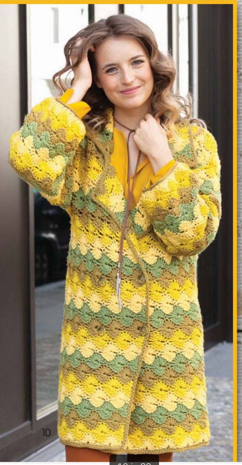 K&ouml;nnte beinhalten: Eine geh&auml;kelte Strickjacke mit einem Muster in Gelb, Gr&uuml;n und Braun. Die Strickjacke hat einen langen, offenen Vorderteil und eine lockere Passform.
