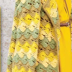K&ouml;nnte beinhalten: Eine geh&auml;kelte Strickjacke mit einem gelben, gr&uuml;nen und braunen Farbmuster. Die Strickjacke hat einen langen, offenen Vorderteil und lange &Auml;rmel.