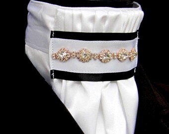 Bavoir blanc en fausse soie à nouer avec strass noirs et or