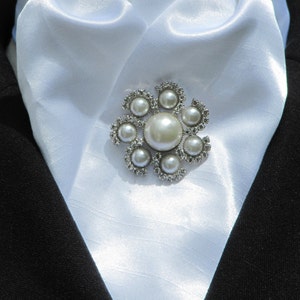 Ready Tied White or Cream Faux Silk RidingHuntingDressage Stock Tie /& Diamante Stock Pin