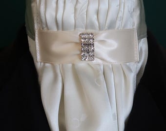 Bavaglino Da Dressage In Raso Bianco – Pronto Legato Con Dettagli Rosa Per Bambino (The Riding Stock Market)