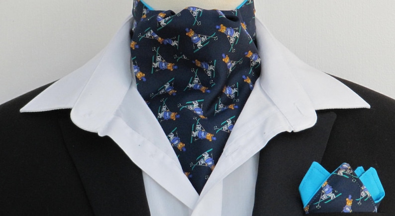 Mens Navy /& Turquoise Skiing Teddy Bears 100/% Silk Ascot Cravat and Pocket Square
