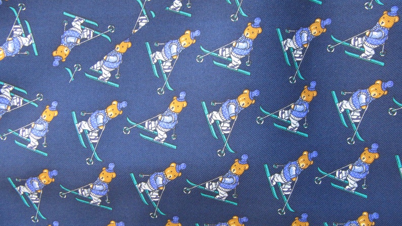 Mens Navy /& Turquoise Skiing Teddy Bears 100/% Silk Ascot Cravat and Pocket Square