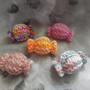 Set of 5 Knitted Candy Sweets – Handmade Plush Candy Toys – Soft Amigurumi Sweets – Play Food Set – Cute Kawaii Decor – Pretend Play Gift