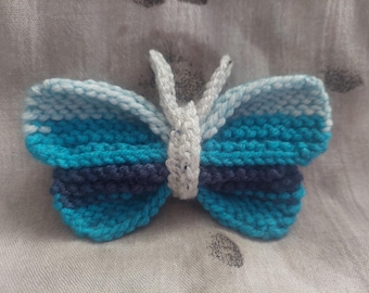 Mariposa de peluche tejida: Amigurumi azul y blanco, decoración inspirada en la naturaleza