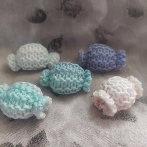 Set of 5 Knitted Candy Sweets – Handmade Plush Candy Toys – Soft Amigurumi Sweets – Play Food Set – Cute Kawaii Decor – Pretend Play Gift