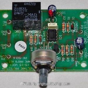 Puede incluir: Una placa de circuito impreso verde con una variedad de componentes electrónicos, incluyendo un relé, resistencias, condensadores y un potenciómetro. La placa está etiquetada como "I/P PROTECTION P2" y "5-15 VDC GND".