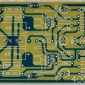 Puede incluir: Una placa de circuito impreso amarilla con trazas verdes y componentes negros. La placa tiene texto que dice "400W" y "QC PASS".
