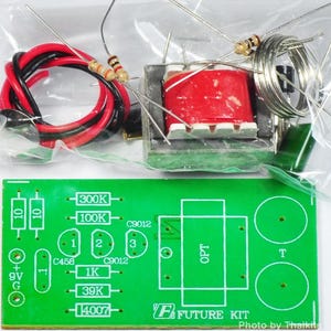 Op de afbeelding: Een groene printplaat met componenten en bedrading voor een elektronica project. De printplaat heeft labels voor weerstanden, condensatoren en andere componenten. De tekst "FUTURE KIT" is op de printplaat gedrukt.