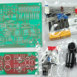 Puede incluir: Una placa de circuito impreso verde con el texto "CH-012B" y "REGULATOR 7815-7915" impreso en ella. La placa está rodeada de varios componentes electrónicos, incluyendo resistencias, condensadores y circuitos integrados. Los componentes están empaquetados en bolsas de plástico transparentes.