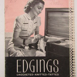 Può includere: Copertina di un libro vintage intitolata "Edgings" con una donna che lavora all'uncinetto. La copertina ha uno sfondo nero con testo bianco e un logo a stella rossa. La donna indossa un vestito di colore chiaro. Il libro è dell'American Thread Company.