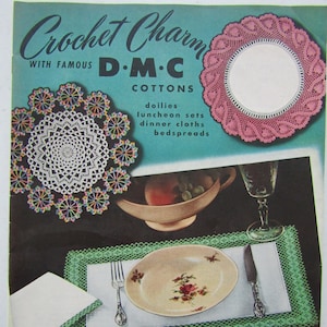 Op de afbeelding: Voorpagina van het Crochet Charm magazine met DMC-katoen. De omslag toont een verscheidenheid aan haakprojecten, waaronder kantklosjes, lunchsets, tafelkleden en bedspreien. Het magazine is volume 401 en kost 25 cent.