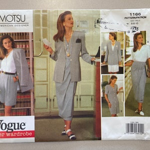 Puede incluir: Un patrón de costura para un conjunto de falda y chaqueta para mujer. El patrón es de Vogue y está diseñado por Tamotsu. El número del patrón es 1166 y la talla es 6-8-10. El patrón muestra a una mujer usando un conjunto de falda y chaqueta en color gris claro. El patrón también muestra a una mujer usando un vestido en color gris claro.