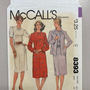 Puede incluir: Sobre de patrón de costura McCall's con ilustraciones de tres conjuntos de mujer: un vestido blanco, un vestido floral rojo y un traje de falda. El sobre tiene el número 8393 y el logotipo de McCall's. Contorno de busto 99 cm.