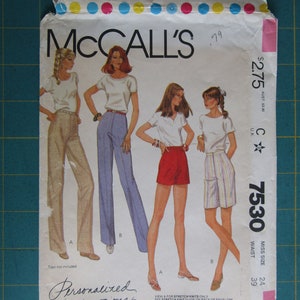 Könnte beinhalten: Nähmuster McCall's Nummer 7530 für ein Damen-Oberteil. Das Muster enthält vier verschiedene Oberteilstile mit einer Taillengröße von 61 cm und einer Taillengröße von 99 cm.