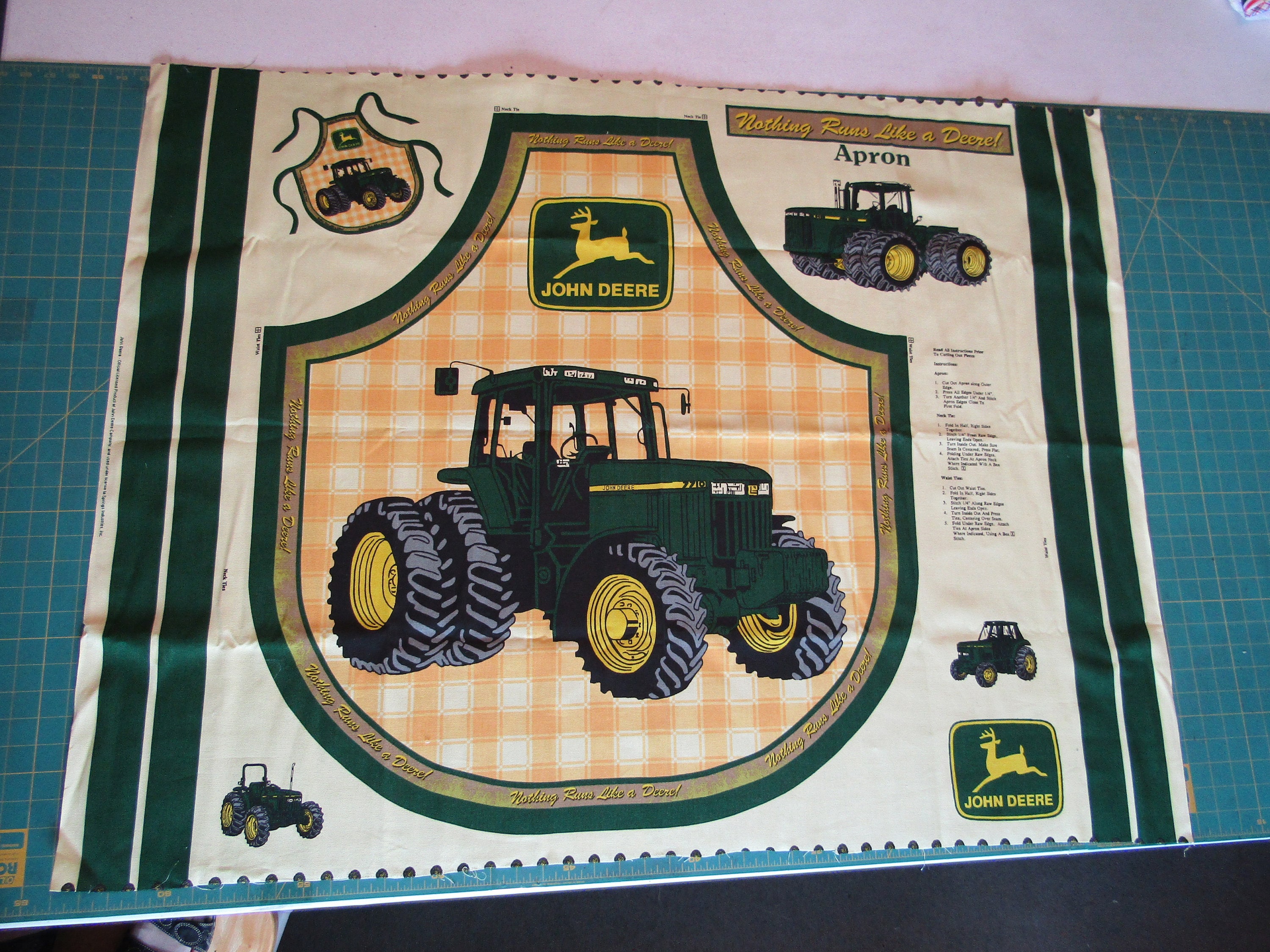 John Deere Quilt Panel Fabric Top Pink, image size:3000x2250