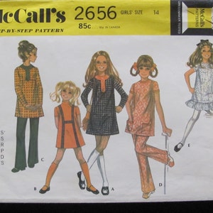 Könnte beinhalten: Ein Vintage-Schnittmuster für Mädchenkleidung. Das Schnittmuster enthält Anleitungen für ein Kleid, ein Oberteil und eine Hose. Das Schnittmuster ist von McCall's und in Größe 14. Das Schnittmuster ist mit "McCall's 2656 Girls' Size 14" betitelt.