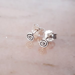 Orecchini a spirale in argento 925 mini-discreti-ricciolo-patina ossidata