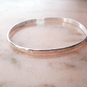 Bracciale regolabile a mezzo bracciale in argento martellato 925, unisex, regolabile, bracciale martellato, bracciale rigido, regalo per donna e uomo