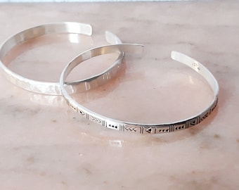 Herrenarmband aus gehämmertem Silber oder ethnischem, halbverstellbarem Armreif 925 (UNISEX), ethnisch, verstellbar, offen, schlicht, klassisch, gehämmerter Armreif, GESCHENK