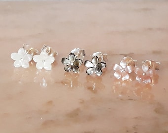 Fleurs de nacre sculptées petites puces d'oreille argent massif simple & classique (boucles d'oreilles fleur de cerisier)