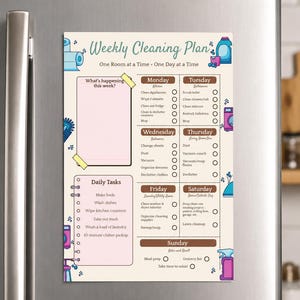 Puede incluir: Un imán beige con un plan de limpieza semanal con un diseño colorido. El plan incluye tareas diarias y semanales, con secciones para cada día de la semana. El texto "Weekly Cleaning Plan" está en la parte superior.